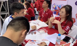 Thí sinh tham gia ngày hội tư vấn tuyển sinh đợt tháng 3/2023. Ảnh: Nghiêm Huê