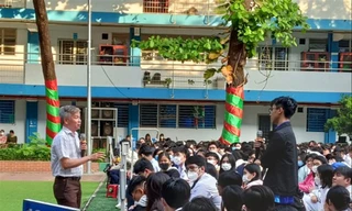 Chuyên gia công nghệ thông tin nói chuyện với học sinh Trường THPT Nguyễn Du về ChatGPT. Ảnh: T.T