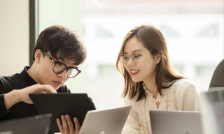 Nữ CEO Nguyễn Hồng Nhung cùng nhân viên thảo luận về hoạt động sáng tạo nội dung trong thời đại số