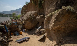 Những hang động ở Charwazgi Mulankali, nơi sinh sống của nhiều gia đình từ Tirah trong bảy năm