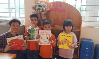 Anh Đỗ Tiến Thành (kỹ sư xây dựng làm việc tại Hà Nội) dành thời gian đọc sách cho thiếu nhi hàng tháng để khuyến đọc