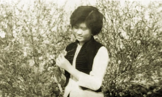 Mẹ tôi chụp tại vườn đào Nhật Tân (Tết 1963)