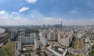 Sau nhiều năm không có người ở, Khu tái định cư đô thị Thủ Thiêm đã xuống cấp. Trong ảnh là 3.790 căn hộ không có người vào ở, bỏ hoang gần chục năm nay. Ảnh: Phạm Nguyễn
