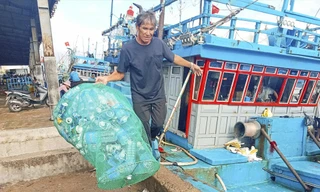 Ngư dân Bình Định mang túi rác thải nhựa từ biển vào bờ