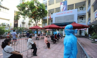 Nhiều trường học được trưng dụng làm nơi cách ly tập trung hoặc nơi xét nghiệm, tiêm vắc-xin COVID-19. Ảnh: Duy Phạm