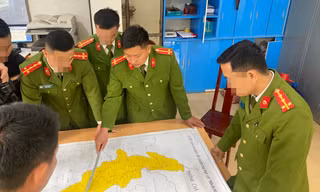 Trung úy Thào A Khư, Đội Kinh tế - Ma túy Công an huyện Điện Biên, tỉnh Điện Biên, họp bàn tác chiến với đồng đội