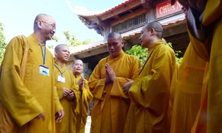 Trụ trì chùa Nam Yết Thích Tâm Trí chắp tay lắng nghe lời chia sẻ của các sư phụ, sư huynh. Ảnh: Trần Tuấn