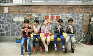 Nhìn phố Ssangmundong của “Reply 1988”, nhớ căn nhà cũ và vết tường nứt tuổi thơ