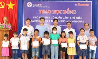 EVNSPC cùng báo Tiền Phong trao 50 học bổng tiếp sức học sinh khó khăn tại Bình Phước