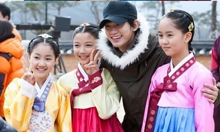 Kim Soo Hyun bị Knet đào lại những "hành động mờ ám" với các nữ diễn viên nhí