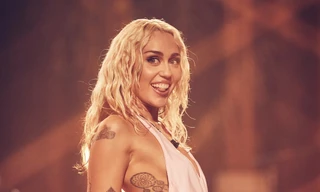 “Flowers” của Miley Cyrus đá xoáy chồng cũ Liam Hemsworth, nhắc cả Jennifer Lawrence?