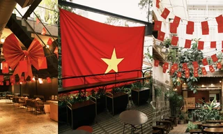 TP.HCM: Ghé những quán cà phê rực rỡ màu cờ, điểm check-in ấn tượng dịp nghỉ lễ