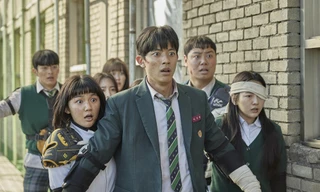 "Ngôi Trường Xác Sống 2" lùi lịch quay xa tít tắp, fan ngao ngán vì chờ đợi