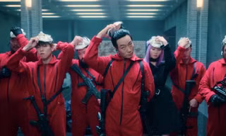 “Money Heist” (Phi Vụ Triệu Đô) bản Hàn: Trang phục đỏ như bản gốc nhưng mặt nạ mới toanh