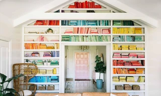 Các mẹo sắp xếp tủ sách: Không chỉ giúp dễ đọc, còn trang trí phòng thật xinh và chất!