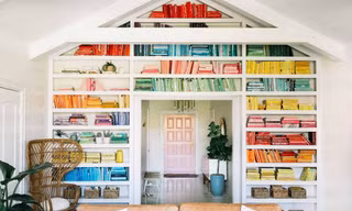 Các mẹo sắp xếp tủ sách: Không chỉ giúp dễ đọc, còn trang trí phòng thật xinh và chất!