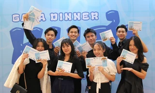 TP.HCM: Teen THPT Nguyễn Thị Minh Khai khóc và cười trong tiệc tốt nghiệp