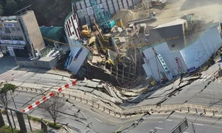 Công trường xây tàu điện ngầm ở Hàn Quốc bị sập, hai người mất tích trong lòng đất