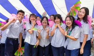 “Nhất quỷ nhì ma” 2K5 THPT chuyên Lê Hồng Phong xúc động tạm biệt 1000 ngày thanh xuân