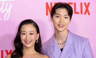 Bất ngờ bộ đôi diễn viên “XO, Kitty”: Trong phim làm tình địch, bên ngoài là anh em