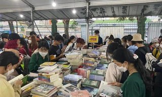 Hội sách TP.HCM tháng 11: Nhiều đầu sách hay giảm giá sâu, thậm chí bán theo cân