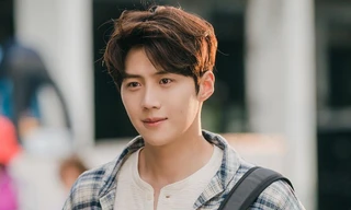 Cuộc đời như vai diễn, Kim Seon Ho đã được “làng Gongjin” đời thực “cõng” qua giông bão