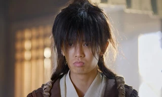 Nhậm Gia Luân trong “Liệt Diễm” bị dàn cameo lấn át cả về ngoại hình lẫn diễn xuất