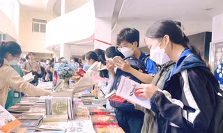 Hà Nội: Gen Z săn sách "chất mà hạt dẻ" nhân Ngày Sách và Văn hóa đọc Việt Nam