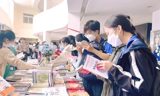 Hà Nội: Gen Z săn sách "chất mà hạt dẻ" nhân Ngày Sách và Văn hóa đọc Việt Nam