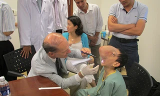 Tách khối u ác tính khổng lồ trên mặt