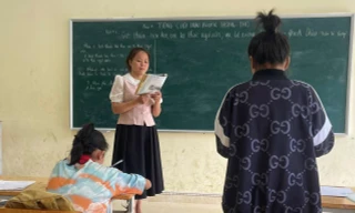 Cô giáo dạy văn băng đèo, vượt dốc vận động học sinh đến trường