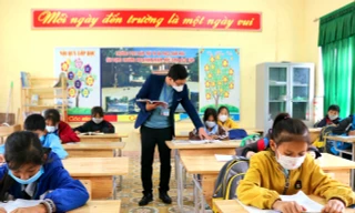 Xa nhà hơn 80 km, thầy giáo gác lại niềm riêng, ‘cõng chữ’ đến vùng cao biên giới