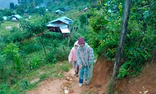 Cô giáo 9X lội bộ cả chục cây số, 'cõng' chữ lên bản làng ở Quảng Nam