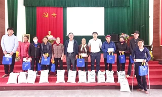 Mavin trao quà cho hàng trăm hộ gia đình nghèo 