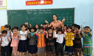 Cô giáo trẻ vượt ngàn 'cõng' chữ, làm trụ cột gia đình 