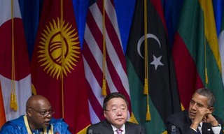 Tổng thống Mỹ Barack Obama (ngoài cùng bên phải) và ông Maina Kiai (ngoài cùng bên trái) trong cuộc họp của Liên Hợp Quốc hôm qua, 23/9