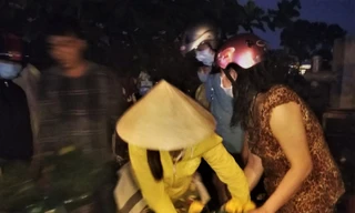 Đêm giao thừa người TPHCM soi đèn mua hoa Tết giải cứu nông dân