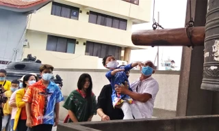 Người Sài Gòn xếp hàng dài đánh chuông ngày đầu năm mới 