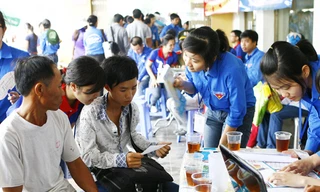 Nhiều sinh viên tình nguyện tham gia tiếp sức mùa thi. Ảnh: Hồng Vĩnh