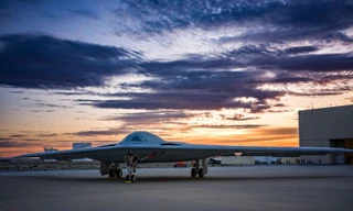 Máy bay ném bom tối tân B-21 Raider của Mỹ chuẩn bị cất cánh