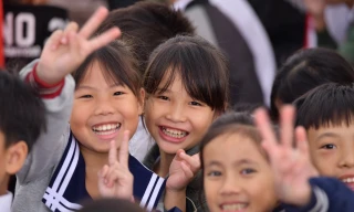 Báo Đội mang Tết ấm đến với thiếu nhi nơi biển đảo tiền tiêu