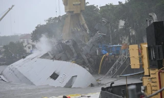 Tàu chiến Ấn Độ bị lật úp khi đang sửa chữa