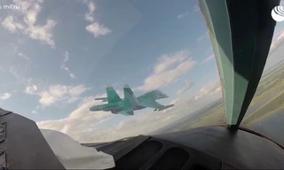 Cường kích ném bom Su-34 Nga tấn công sở chỉ huy và xe bọc thép Ukraine 