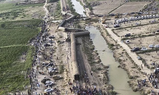 Pakistan: Tàu chở khách trật bánh, ít nhất 120 người thương vong 