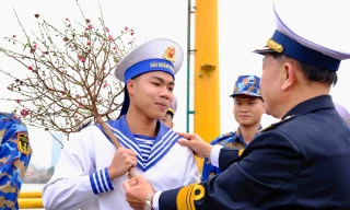 Chuyến tàu 'mang Tết' tới đảo tiền tiêu 