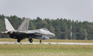 Mỹ triển khai chiến đấu cơ tàng hình F-22 Raptor gần Ukraine