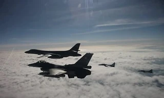 Tiêm kích MiG-31 Nga xuất kích chặn máy bay ném bom chiến lược B-1B của Mỹ