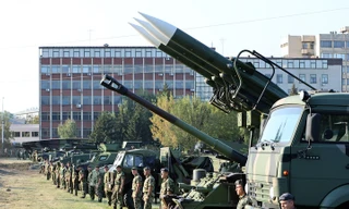 Tình báo Nga nói Serbia bí mật chuyển đạn pháo cho Ukraine