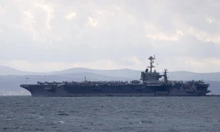 Houthi phóng tên lửa tấn công hai tàu sân bay Mỹ