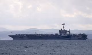 Houthi phóng tên lửa tấn công hai tàu sân bay Mỹ